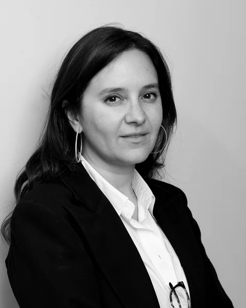 Black-and-white head-and-shoulders portrait of Bari Weiss.