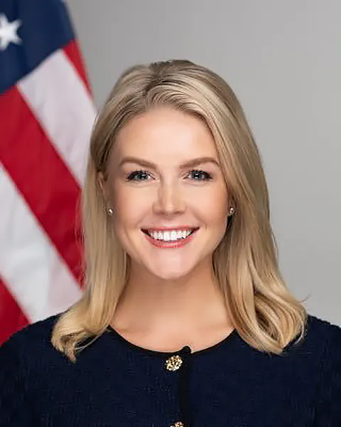 Official White House portrait of Karoline Leavitt in 2025.