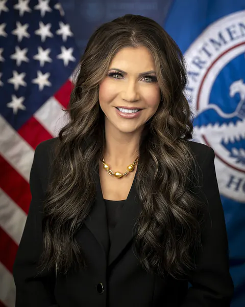 Official Department of Homeland Security portrait of Kristi Noem.