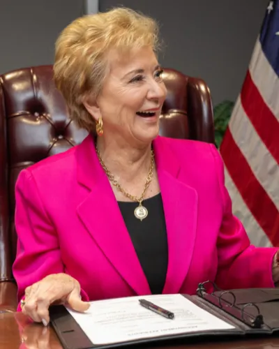Official Department of Education portrait of Linda McMahon in 2025.